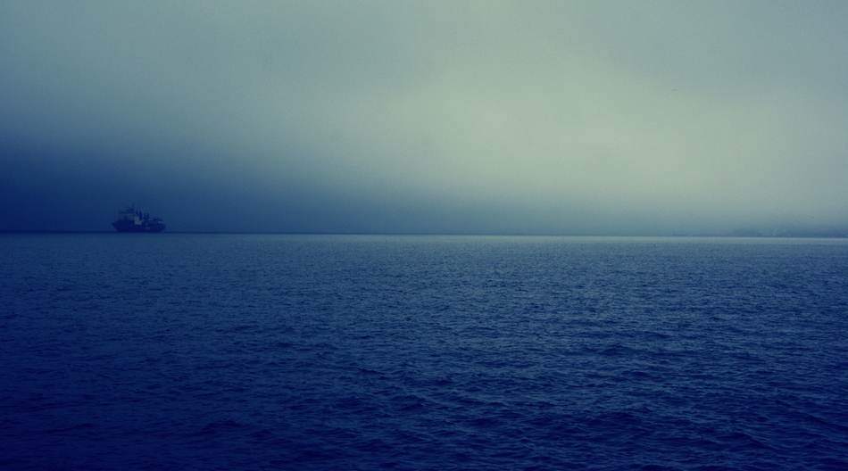 Молча вздыхает седой океан…    Жизнь – это сонный прибрежный туман…
