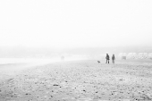 Люди.Пляж.Туман