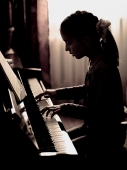 Девочка, играющая на пианино