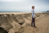 "женщина в песках"